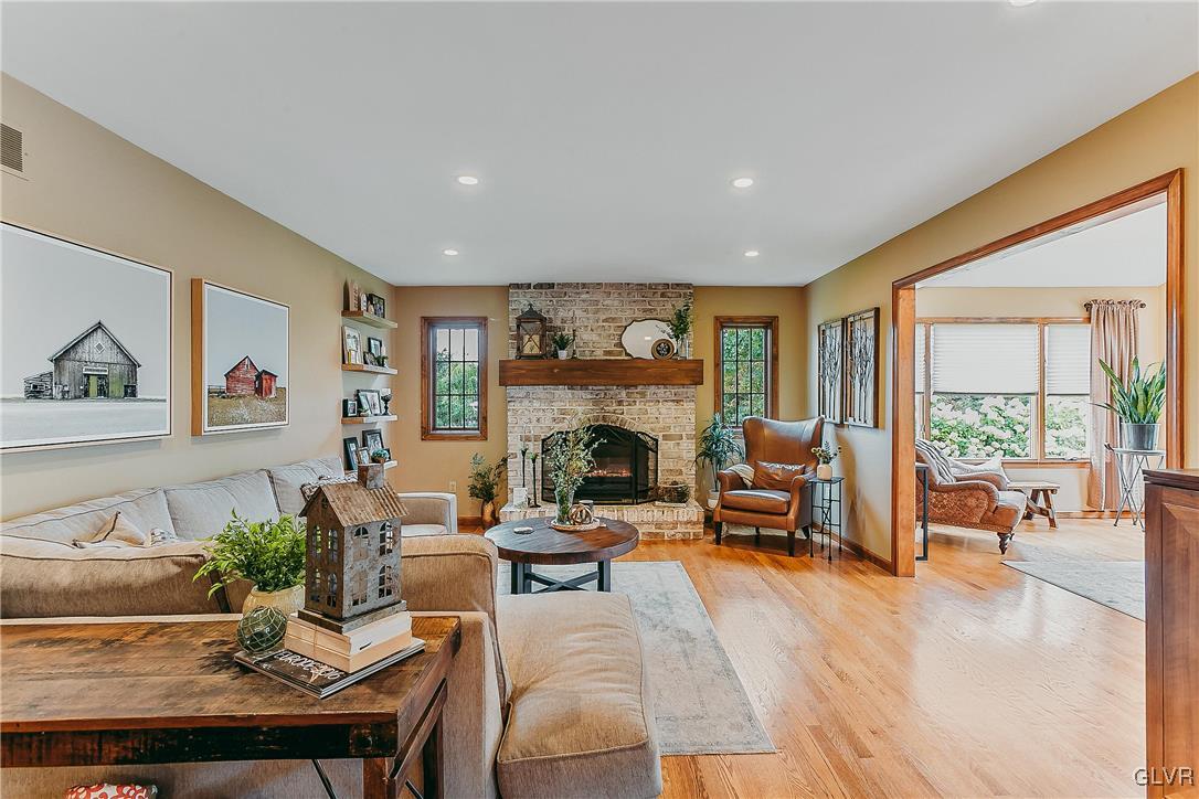 4216 Lakeside Drive Coplay, PA 18037 - Photo 4 of 36