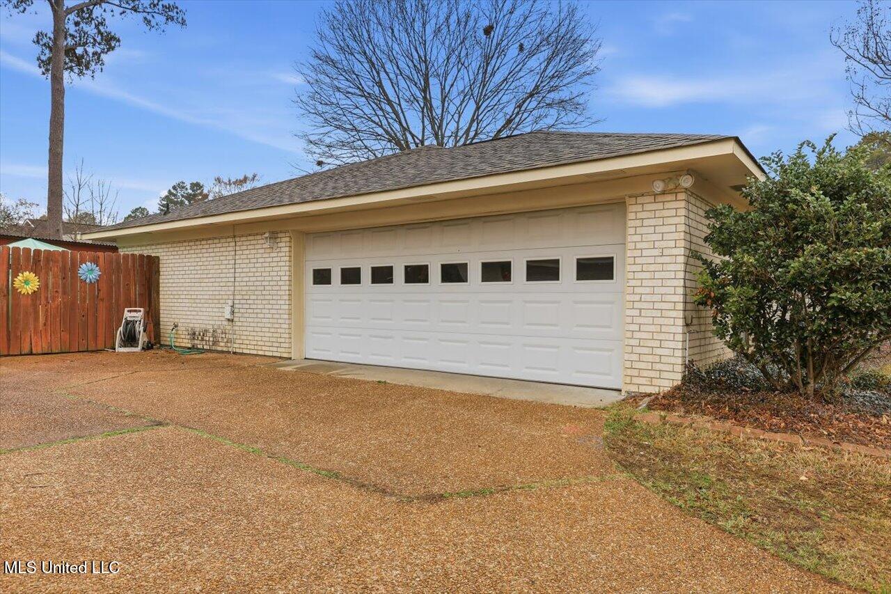 229 Greenfield Place Brandon, MS 39047 - Photo 5 of 38 Garage