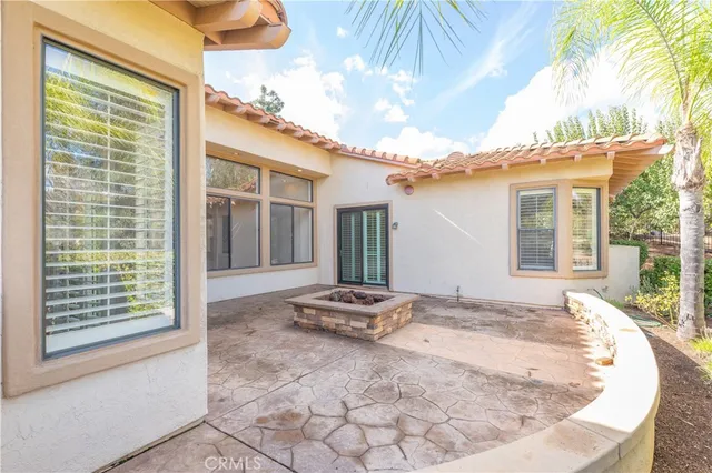 a view of a house with backyard and garden
