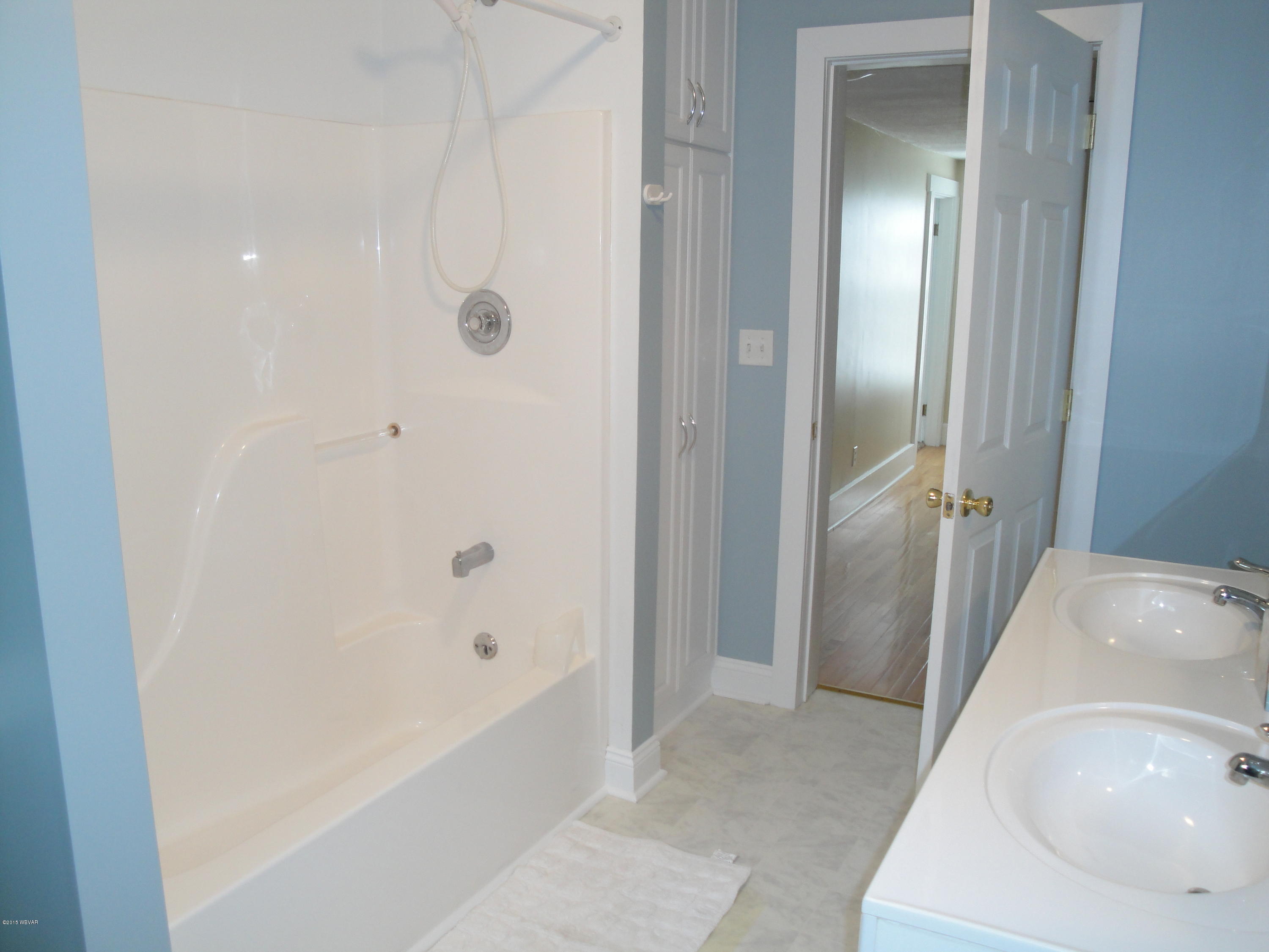 232 Wells Road Williamsport, PA 17702 - Photo 22 of 37 2nd Floor Full Bath