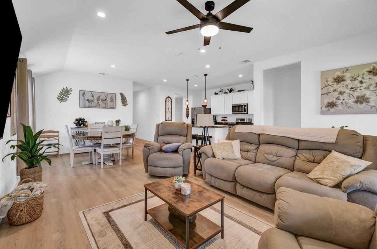 328 Amy Street Angleton, TX 77515 - Photo 9 of 26