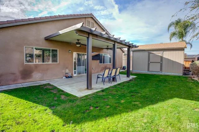 a view of outdoor space yard and porch