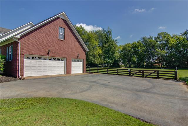1929 Victorian Road Columbia, TN 38401 - Photo 3 of 17 Big Three Car Garage!!