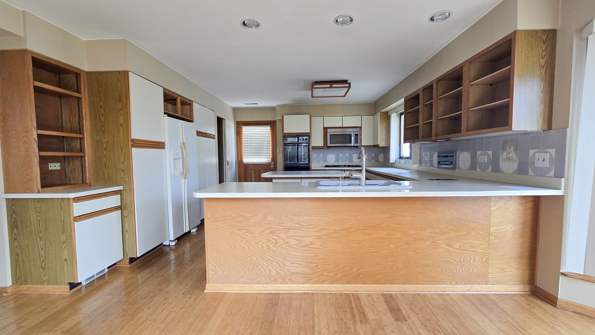 2736 Helen Drive Glenview, IL 60025 - Photo 20 of 47 a view of kitchen with stainless steel appliances granite countertop a refrigerator and a sink