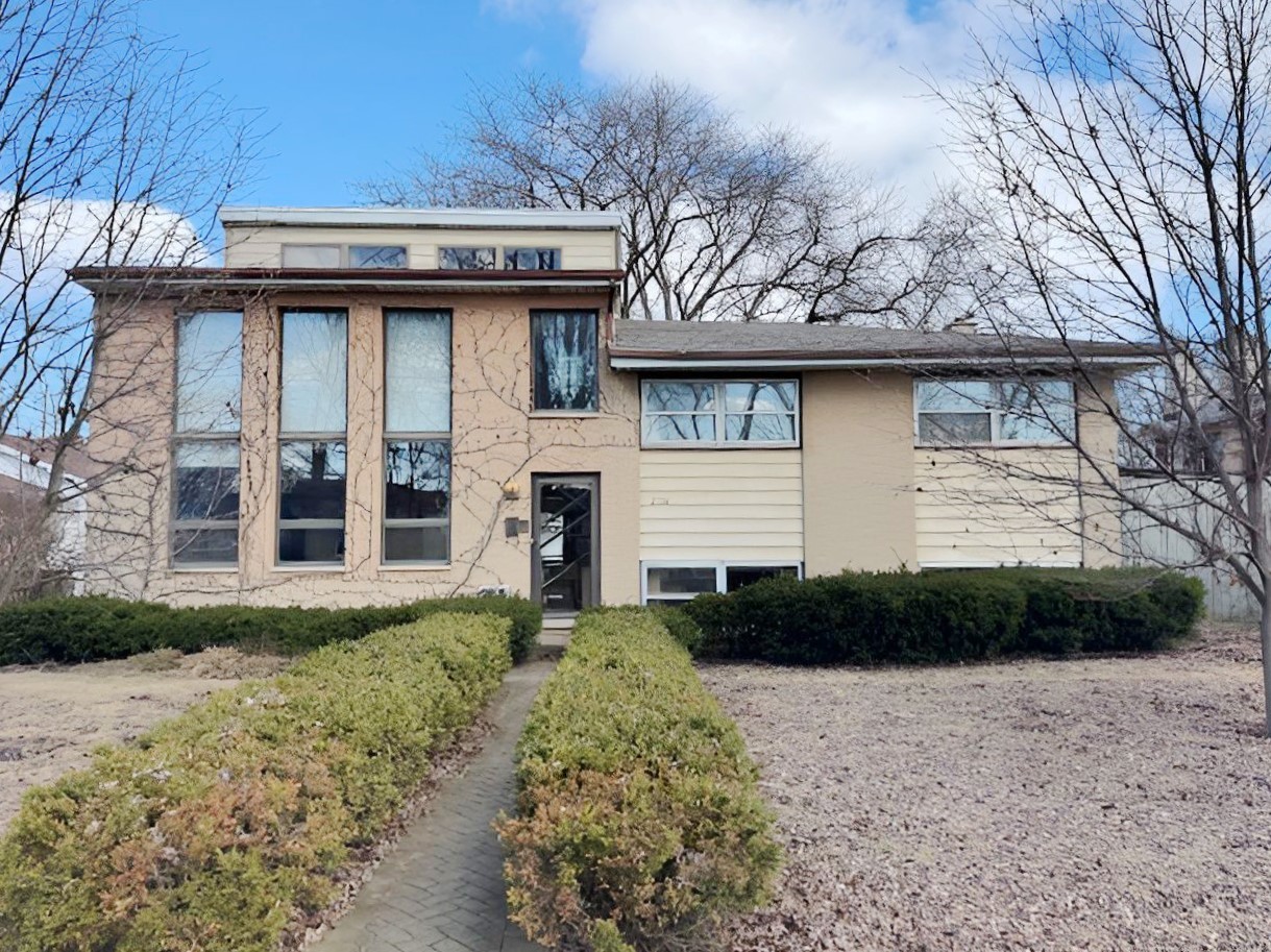 2736 Helen Drive Glenview, IL 60025 - Photo 2 of 47 a view of a house with a yard