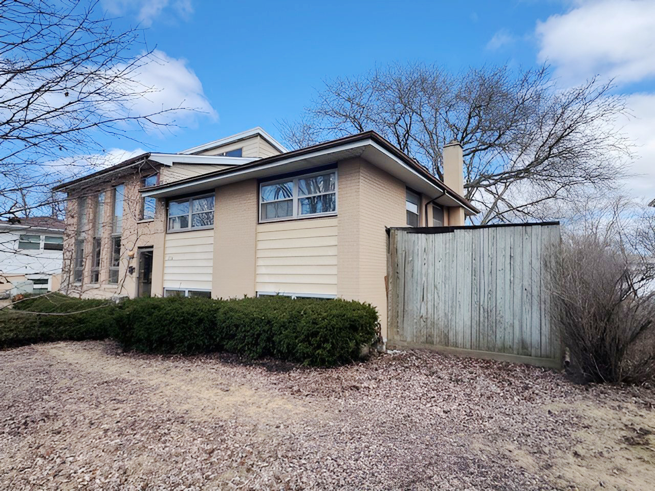 2736 Helen Drive Glenview, IL 60025 - Photo 3 of 47 a house with a yard