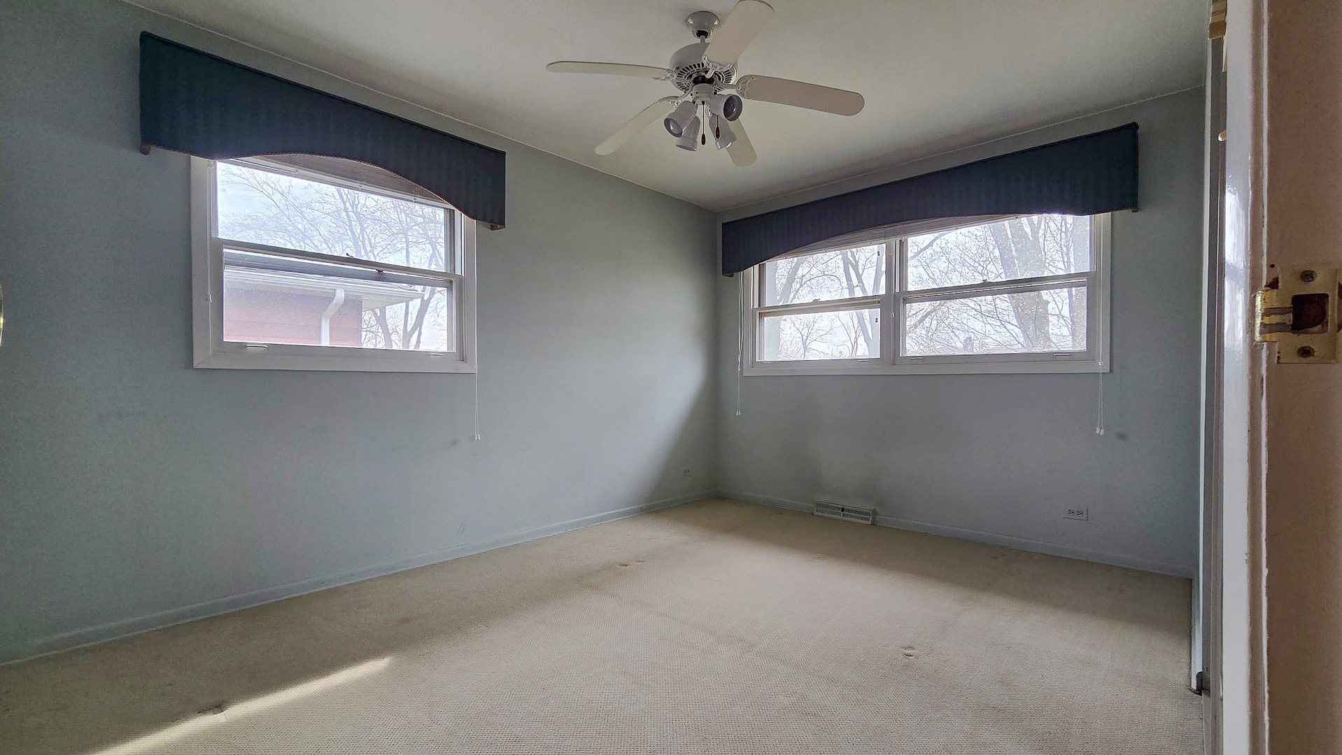 2736 Helen Drive Glenview, IL 60025 - Photo 36 of 47 an empty room with a window