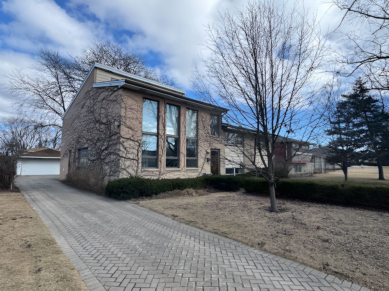 2736 Helen Drive Glenview, IL 60025 - Photo 4 of 47 a front view of a house with a yard