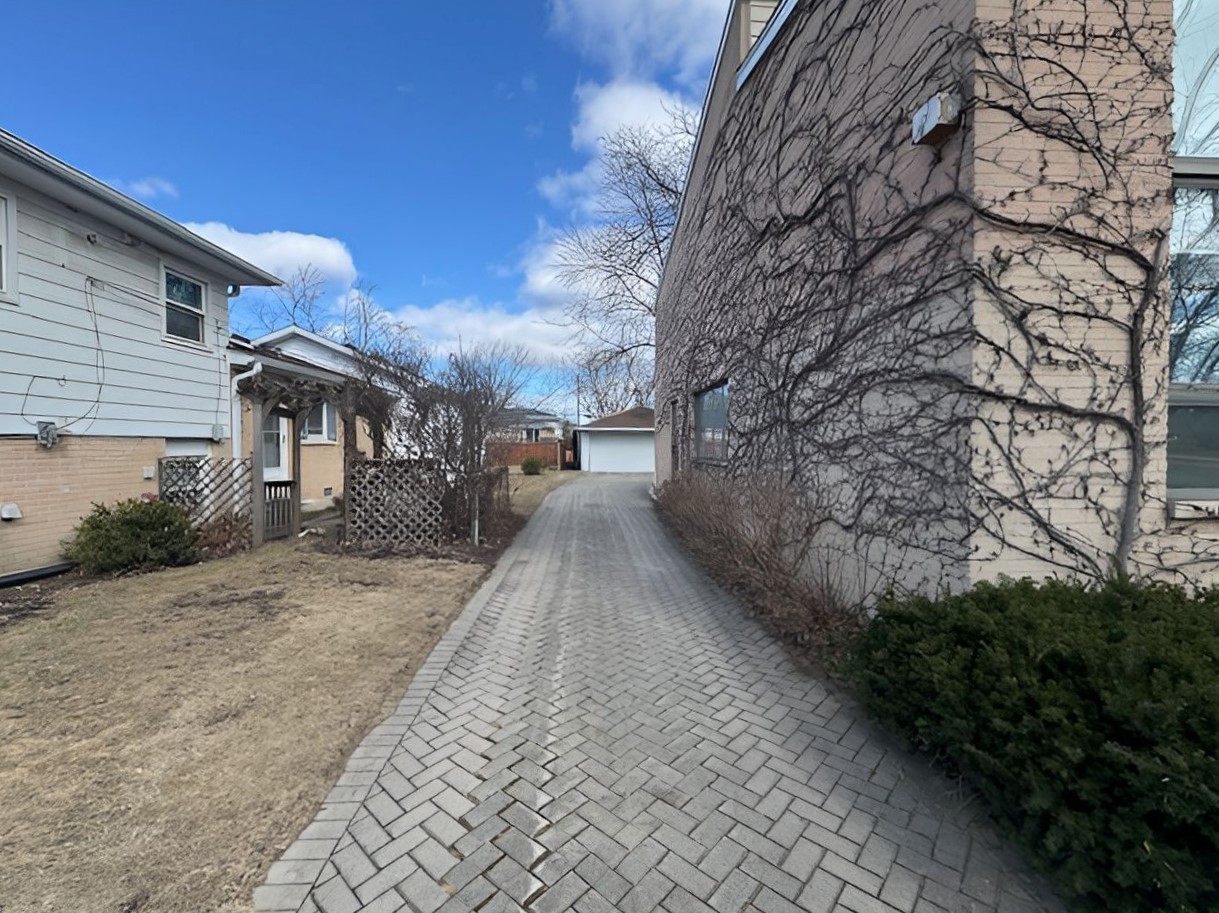 2736 Helen Drive Glenview, IL 60025 - Photo 5 of 47 a view of a backyard with pathway