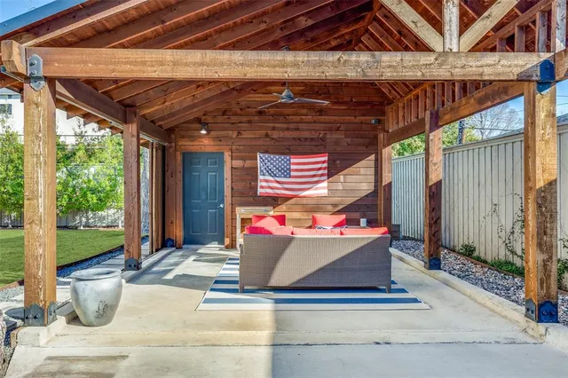 a view of an outdoor space