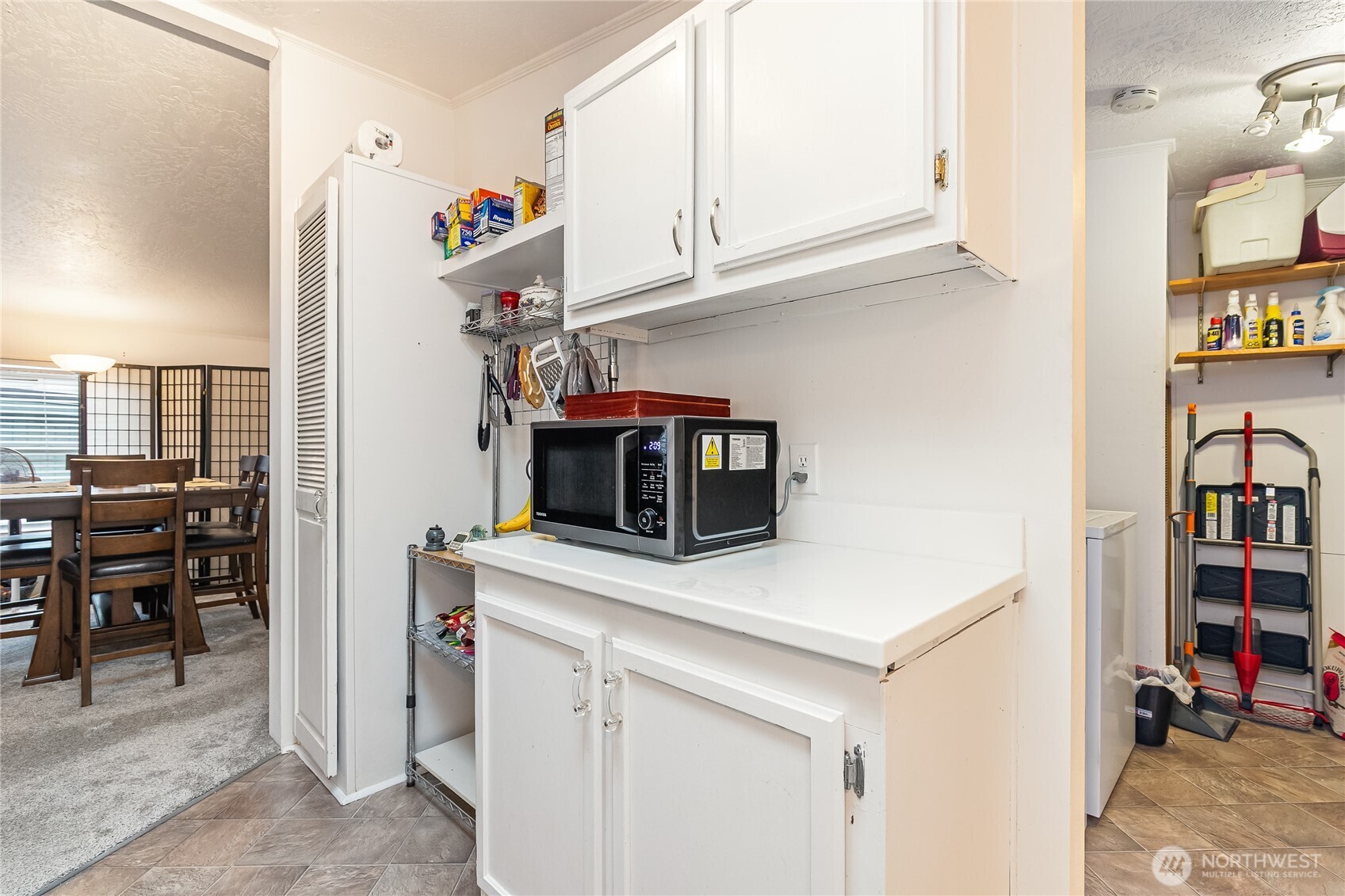 2350 Douglas Road, Unit 17 Ferndale, WA 98248 - Photo 18 of 32 a kitchen with a stove and a refrigerator