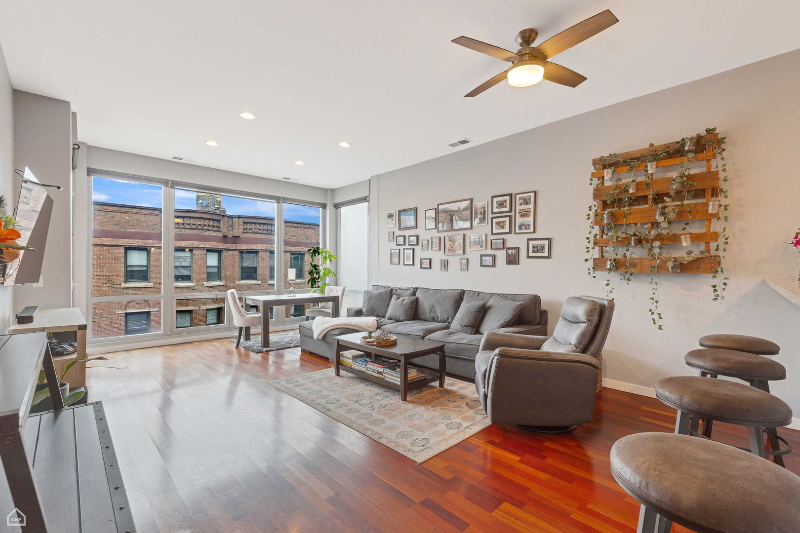 3920 North Sheridan Road, Unit 304 Chicago, IL 60613 - Photo 2 of 18 Gallery Image 2