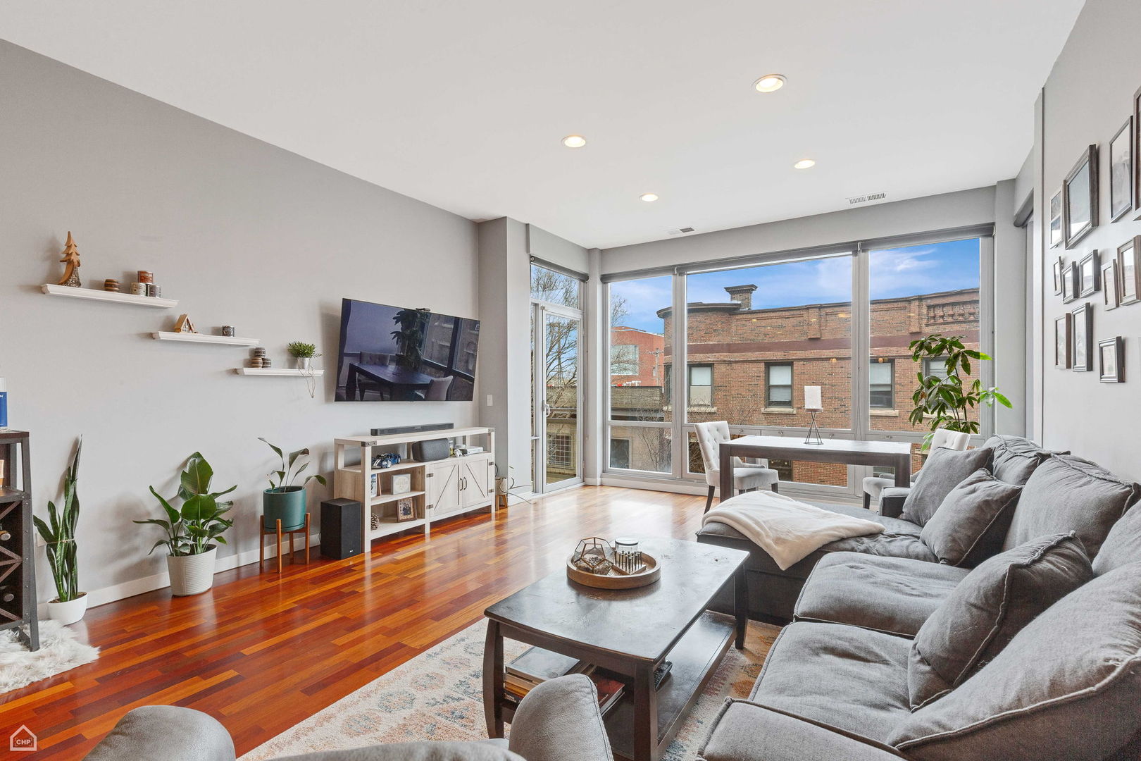 3920 North Sheridan Road, Unit 304 Chicago, IL 60613 - Photo 3 of 18 Gallery Image 3
