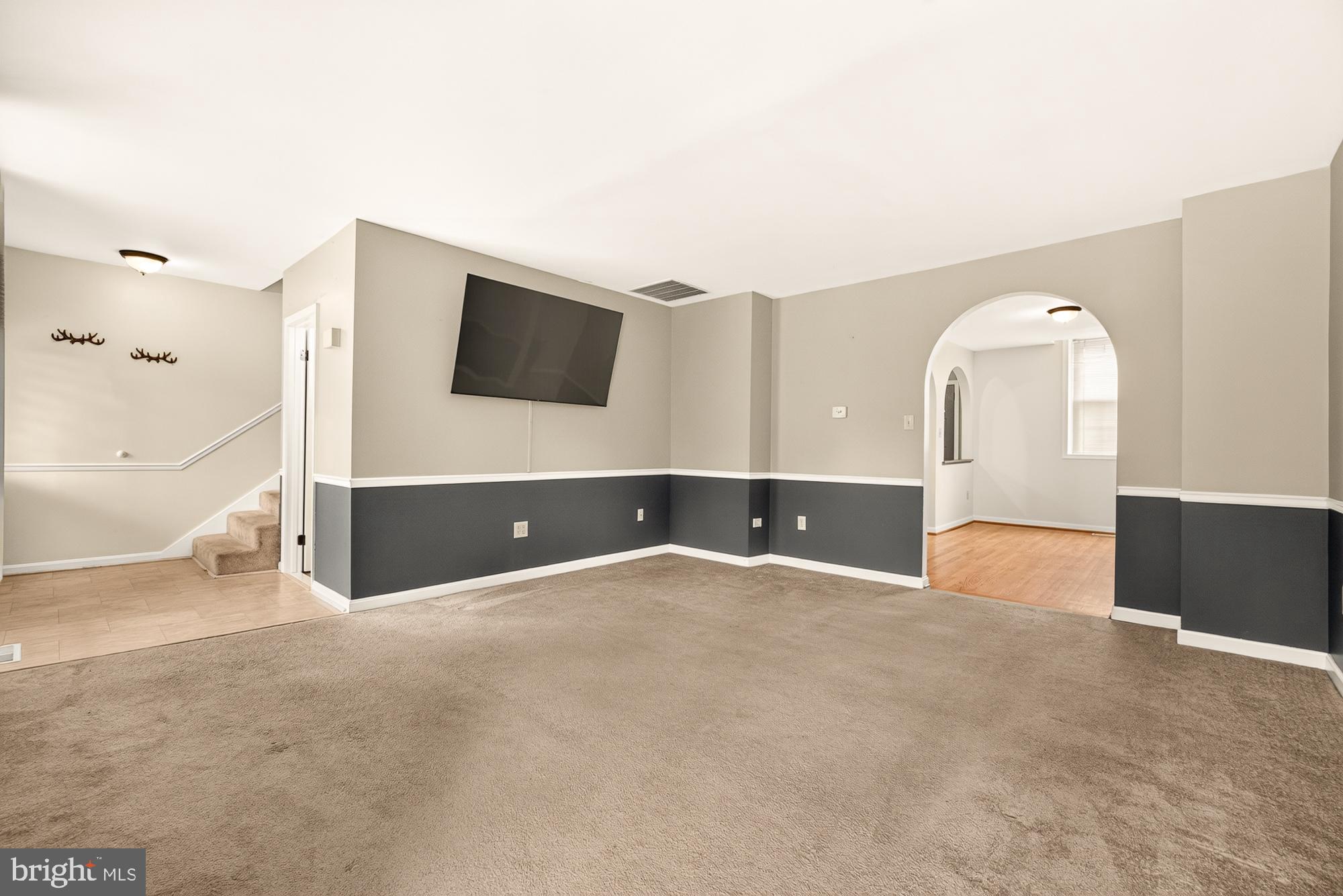 18854 Sandy Hook Road Knoxville, MD 21758 - Photo 16 of 59 Large Living room