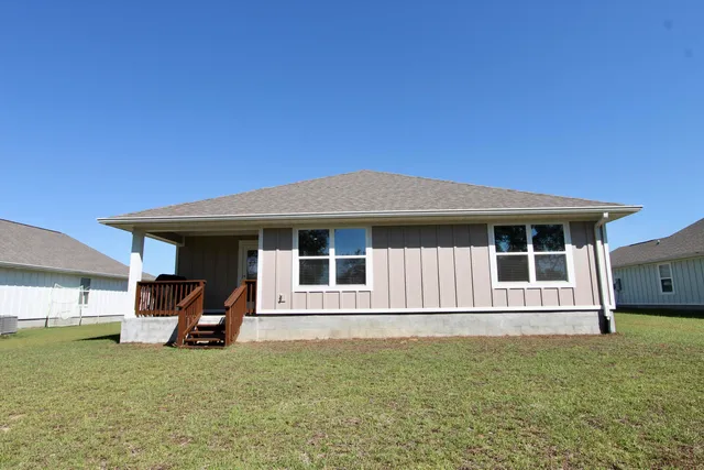 a view of a house with backyard