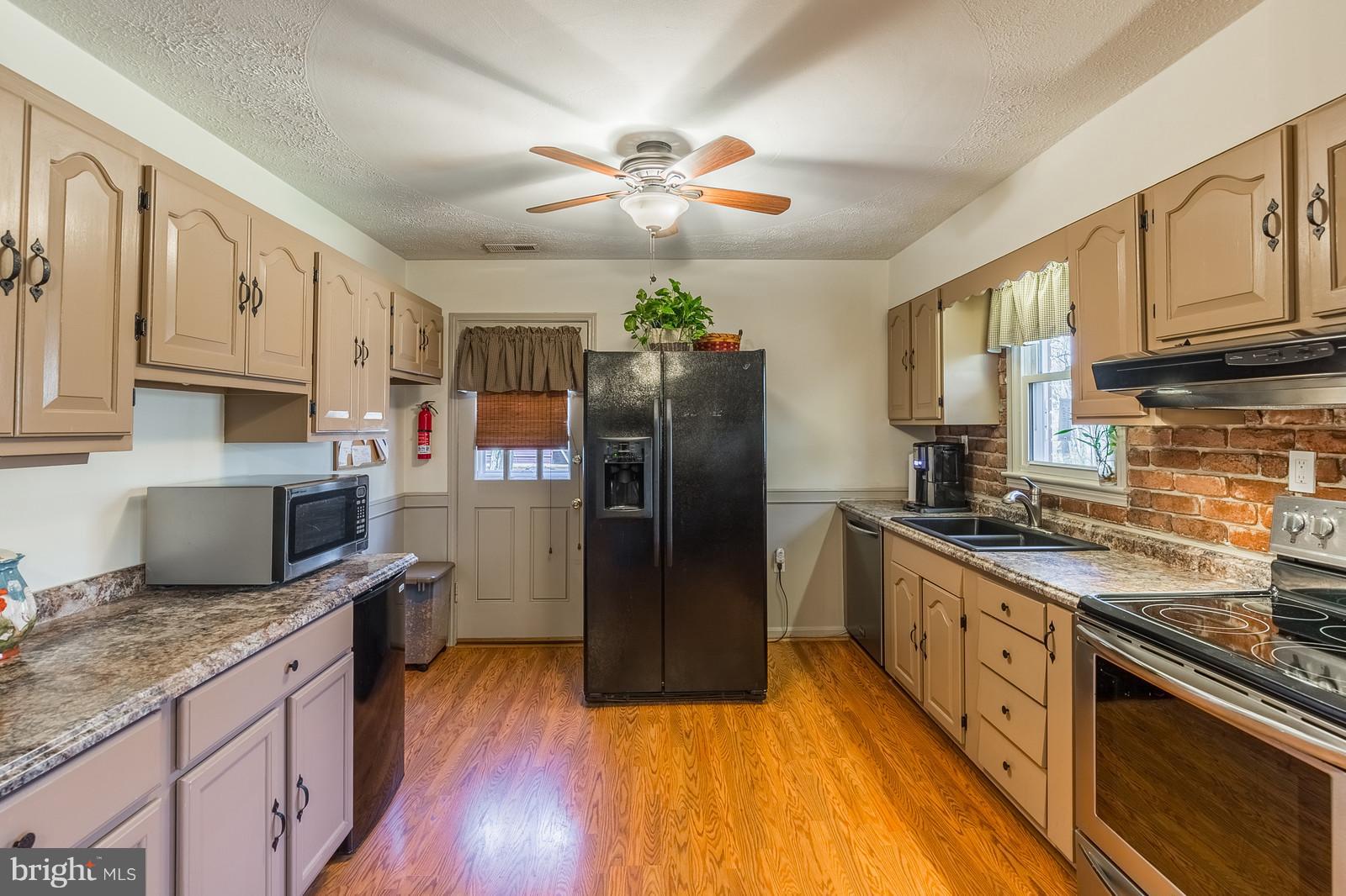 8022 Sinclair Mill Road Manassas, VA 20112 - Photo 11 of 30 Kitchen