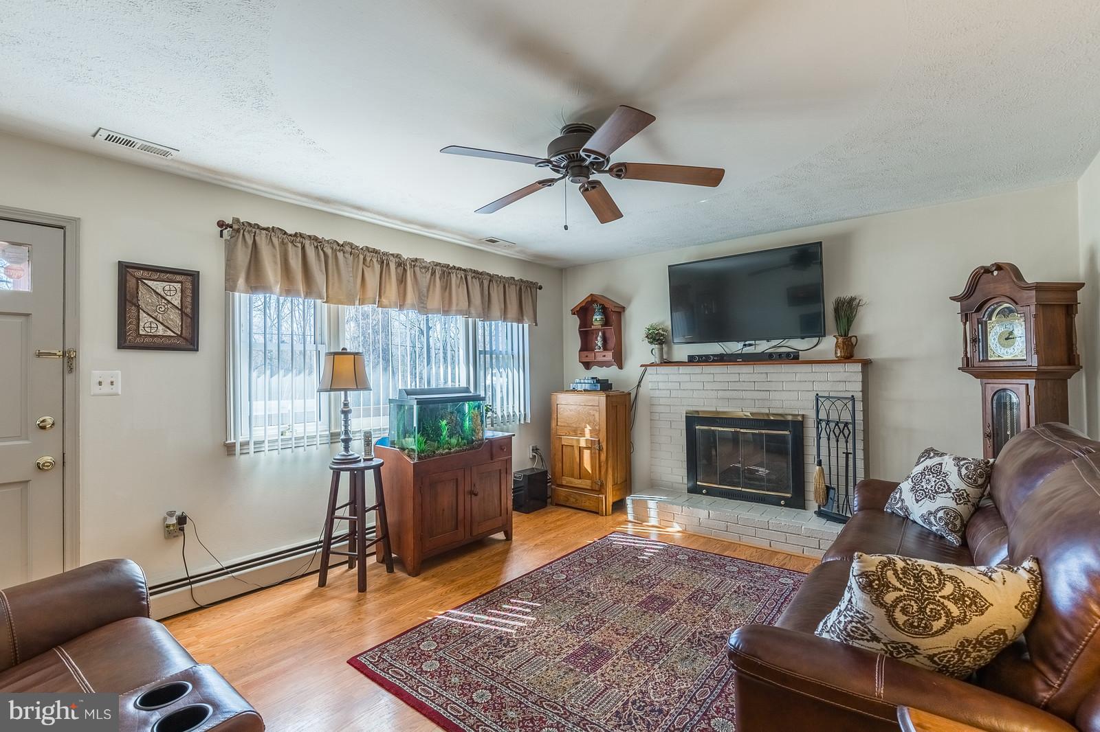 8022 Sinclair Mill Road Manassas, VA 20112 - Photo 15 of 30 Living Room