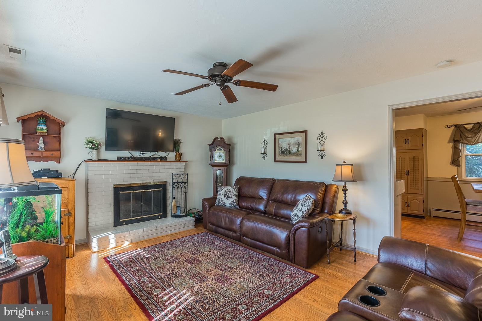 8022 Sinclair Mill Road Manassas, VA 20112 - Photo 16 of 30 Living Room