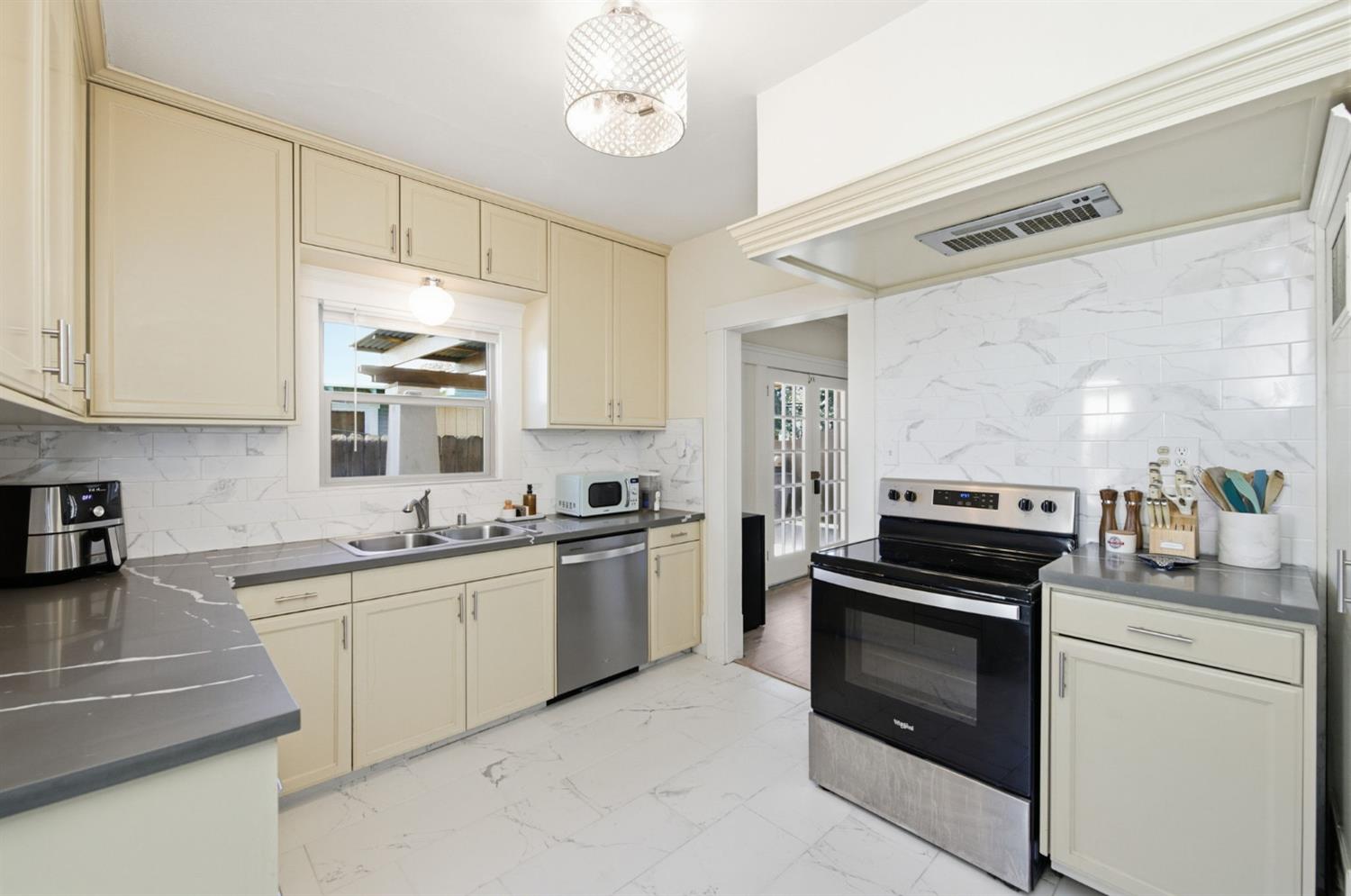 445 East Weldon Avenue Fresno, CA 93704 - Photo 11 of 21