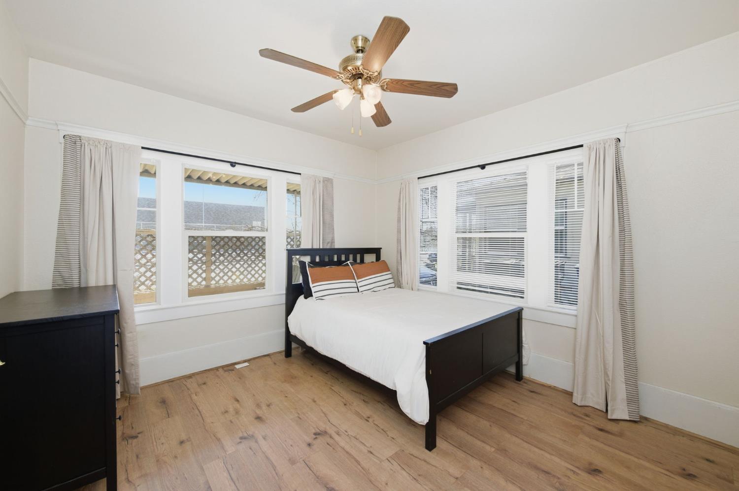 445 East Weldon Avenue Fresno, CA 93704 - Photo 2 of 21