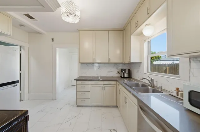 $399,000 | 445 East Weldon Avenue, Fresno, CA 93704