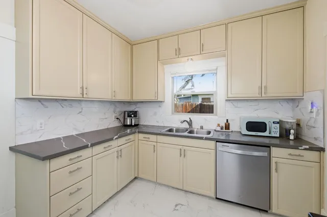 $399,000 | 445 East Weldon Avenue, Fresno, CA 93704