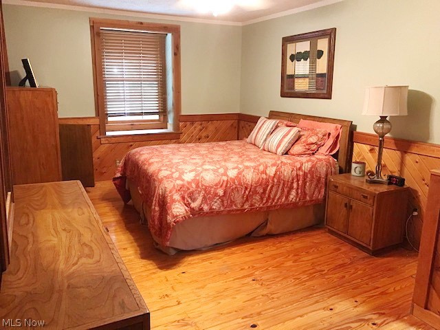 530 Stoner Road Clinton, OH 44216 - Photo 26 of 35 FULL VIEW OF OWNER'S BEDRM - CEILING GAN W LIGHT - WINDOW SEAT AREA - CUSTOM TRIM