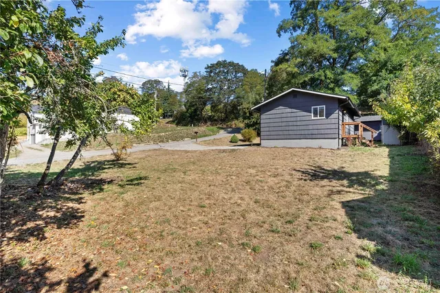 a view of a house with a yard
