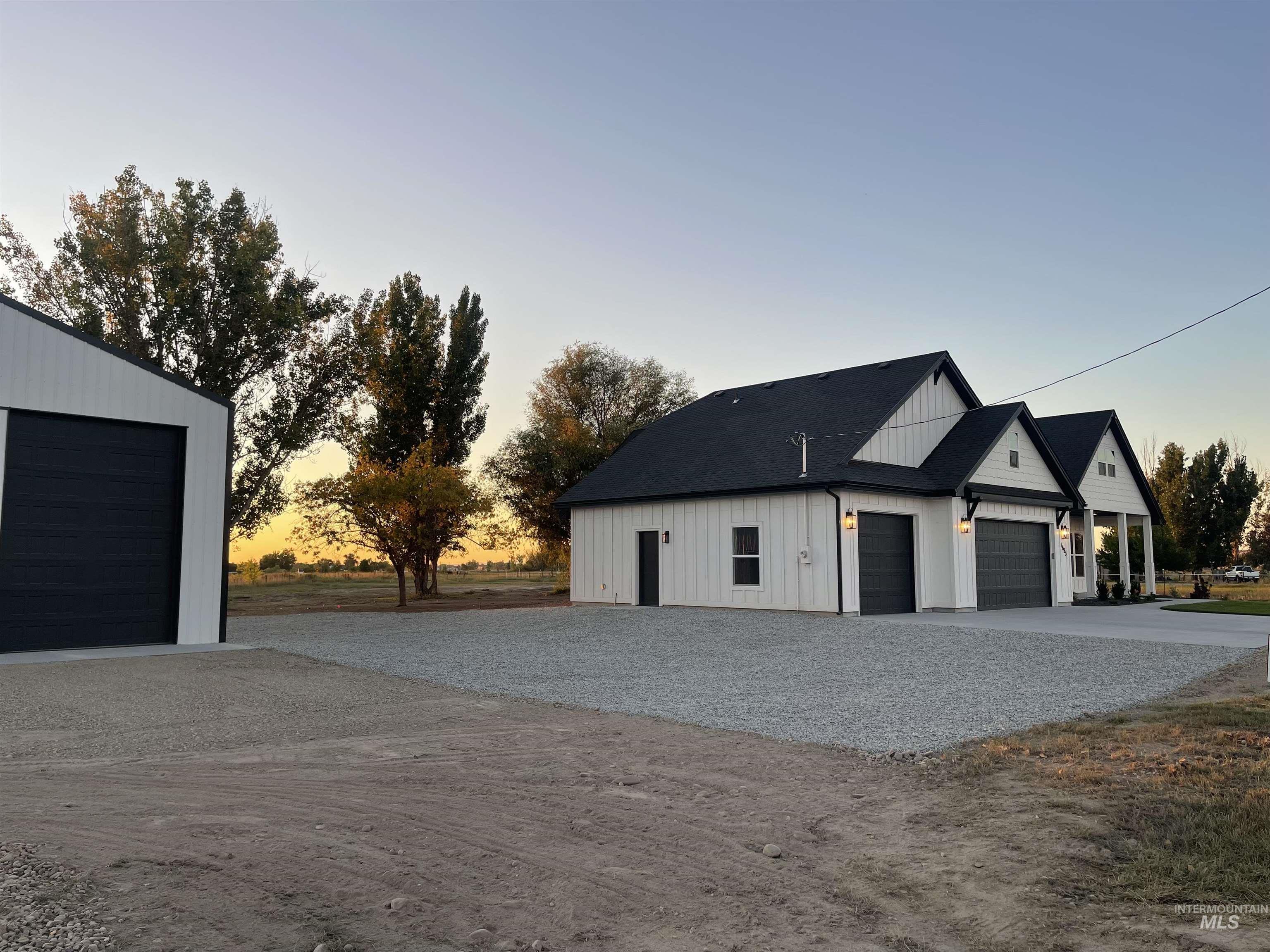 4695 County Line Road New Plymouth, ID 83655 - Photo 41 of 49 Garage featuring driveway