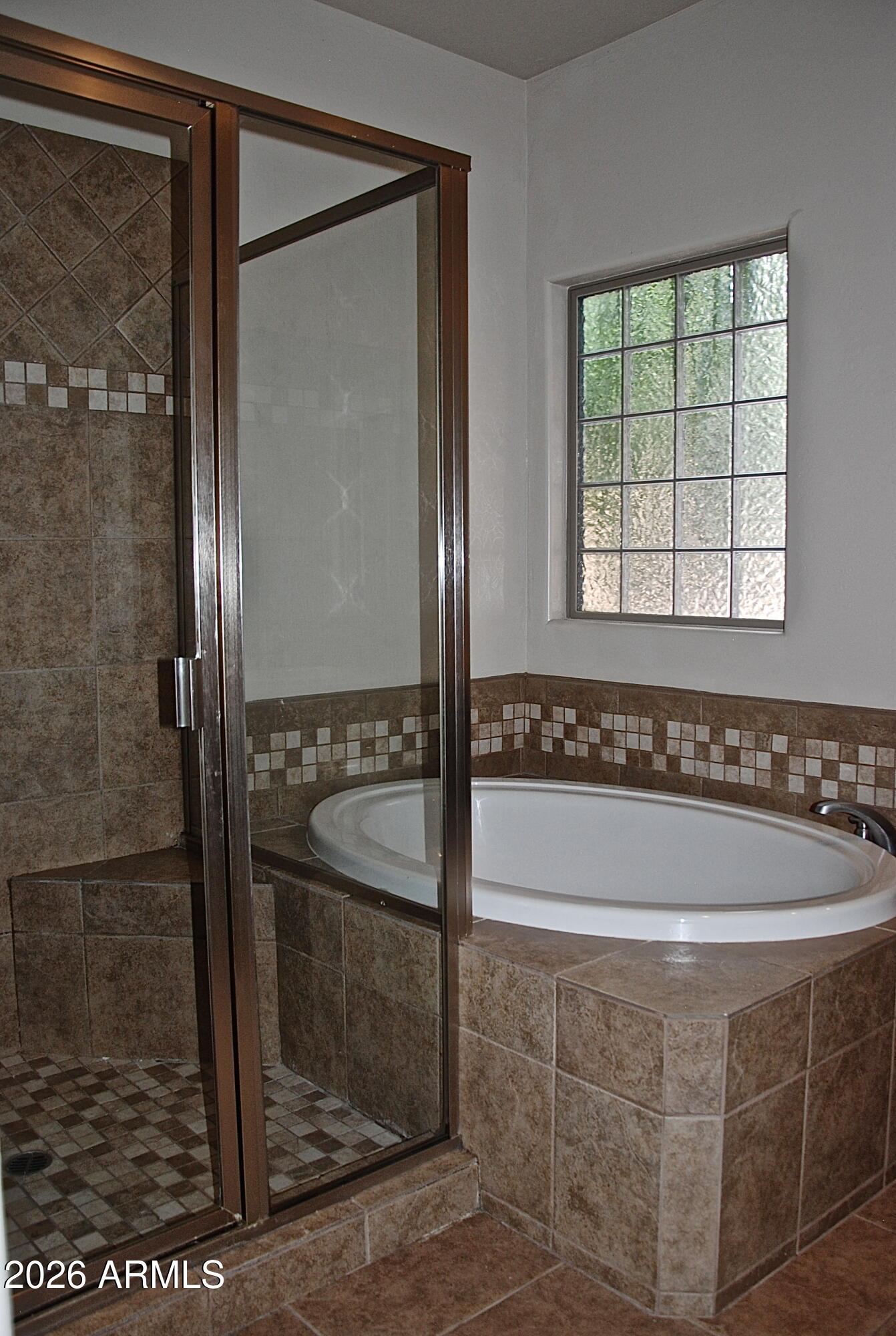 2611 North 48th Street, Unit 4 Phoenix, AZ 85008 - Photo 12 of 23 a bathroom with a shower and a bathtub