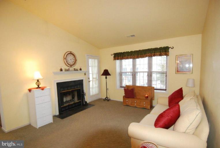 7825 Harrowgate Circle, Unit D Springfield, VA 22152 - Photo 6 of 9 Living Room