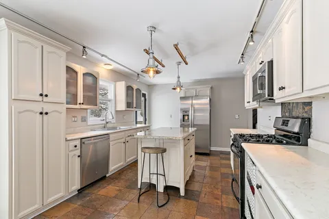 915 Willow Lane, Sleepy Hollow, IL 60118