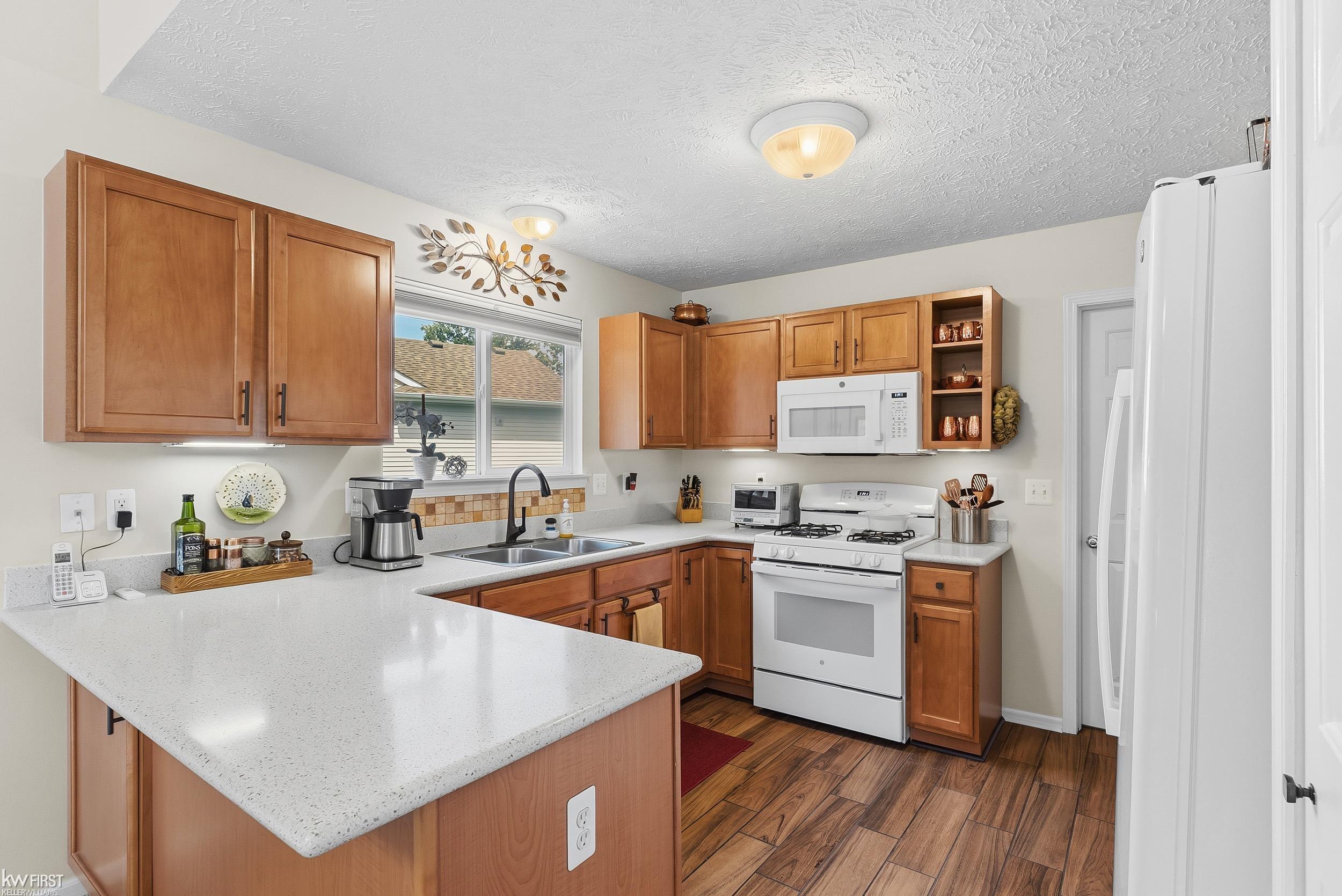 916 Spirea Howell, MI 48843 - Photo 4 of 42