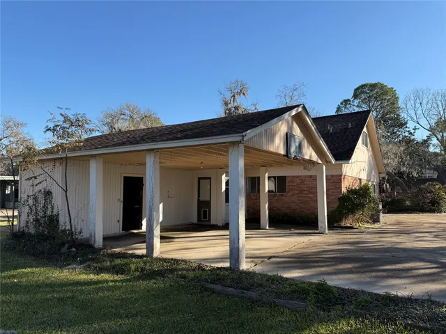 a view of a house with backyard and porch