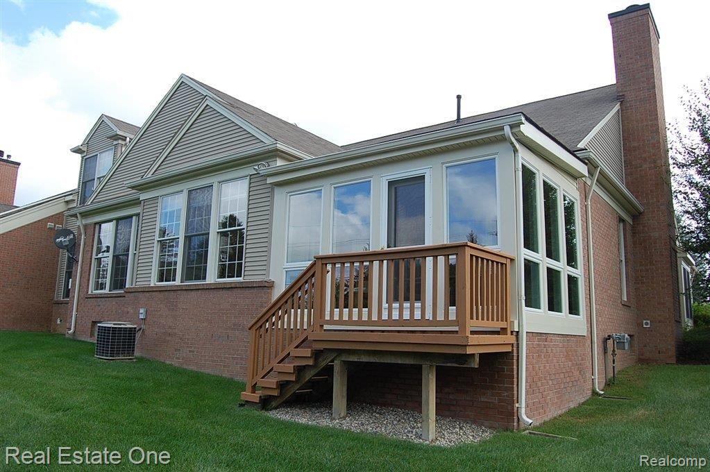 1504 Ford Court Rochester, MI 48306 - Photo 2 of 25 Fabulous Windows