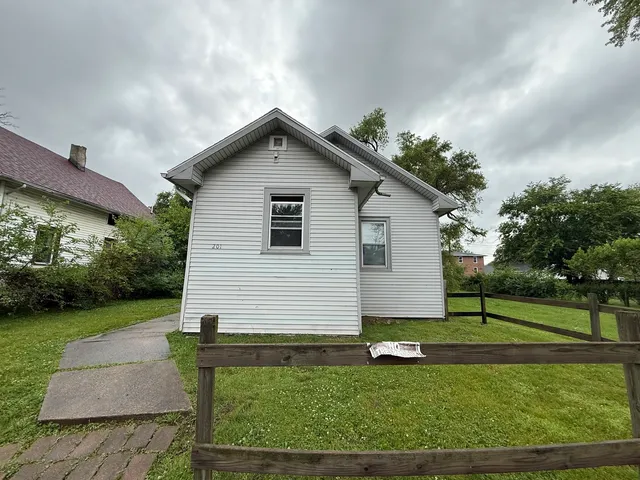 a view of a house with a yard