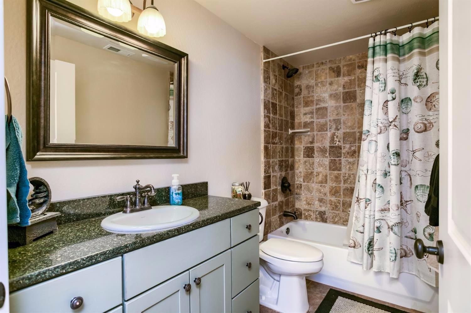 3558 Dodson Road Medford, OR 97504 - Photo 27 of 35 Bathroom
