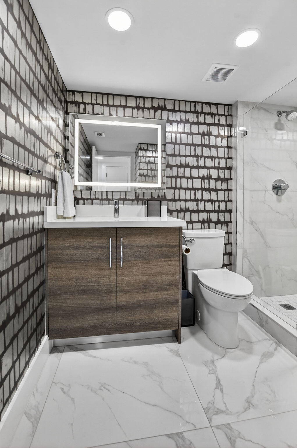 7738 Lakeside Boulevard, Unit 362 Boca Raton, FL 33434 - Photo 30 of 90 Guest bathroom