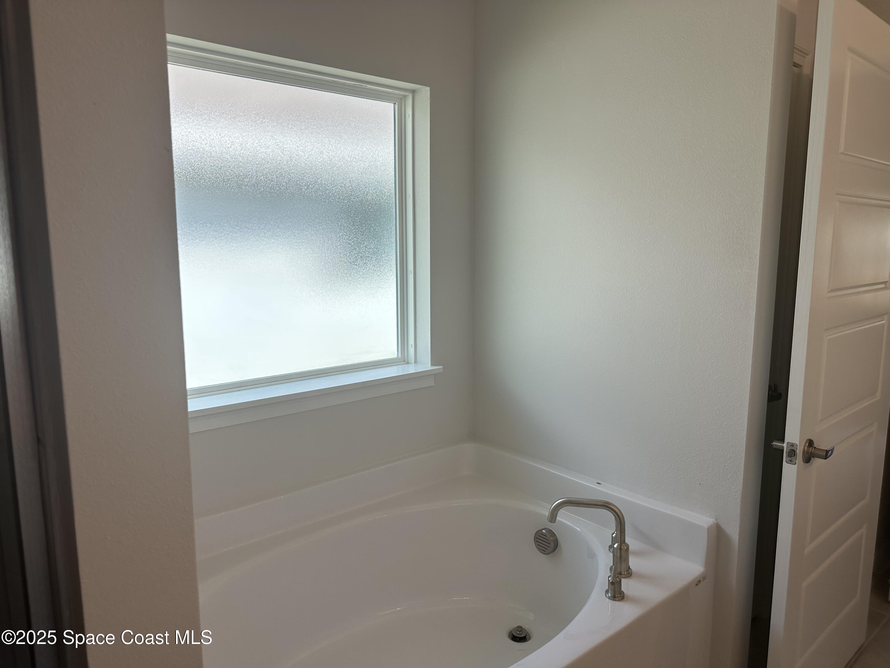 915 Kylar Drive Palm Bay, FL 32907 - Photo 13 of 15 a bathroom with a bathtub