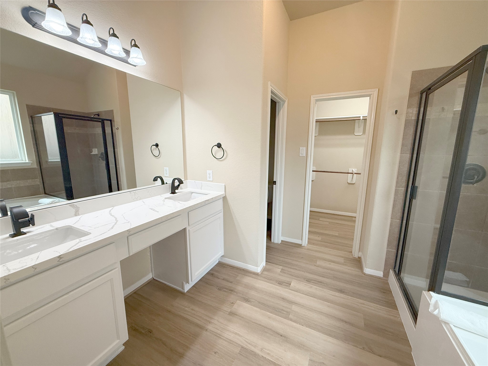 34 Hearthwick Road Tomball, TX 77375 - Photo 17 of 32 En-suite Primary Bath.