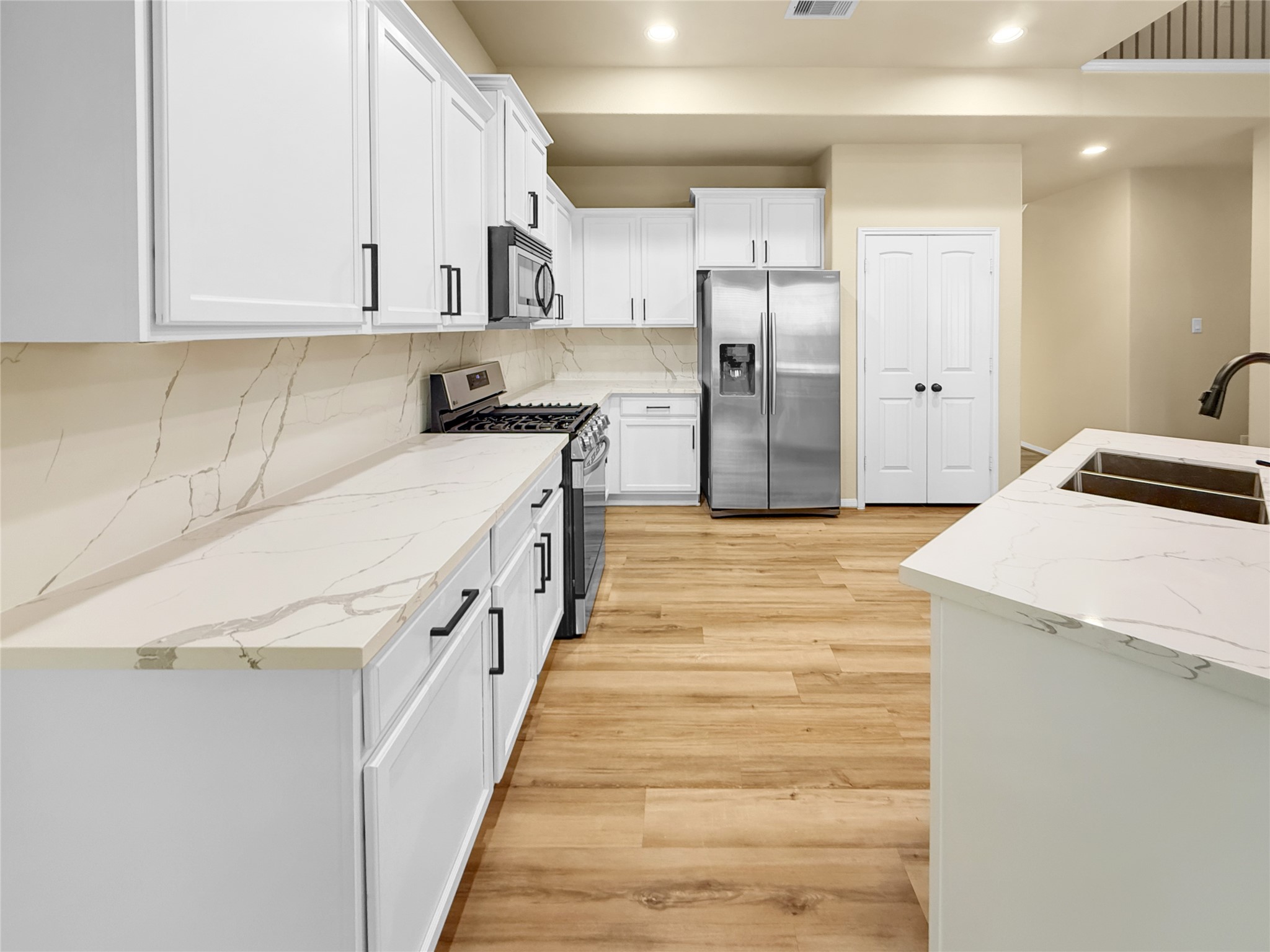 34 Hearthwick Road Tomball, TX 77375 - Photo 7 of 32 Updated beautiful kitchen, brand new stove