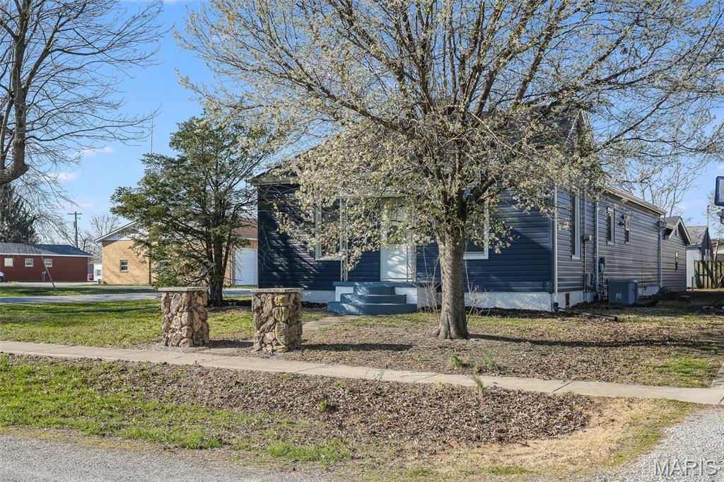 601 Walnut Street Alhambra, IL 62001 - Photo 2 of 24