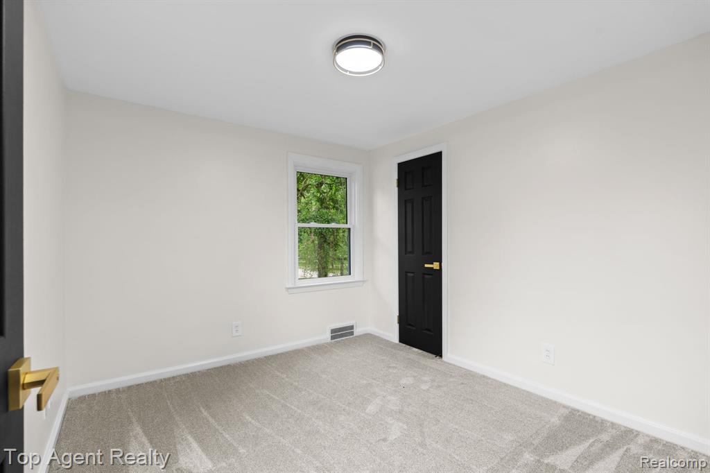 1894 Broadstone Road Grosse Pointe, MI 48236 - Photo 27 of 60