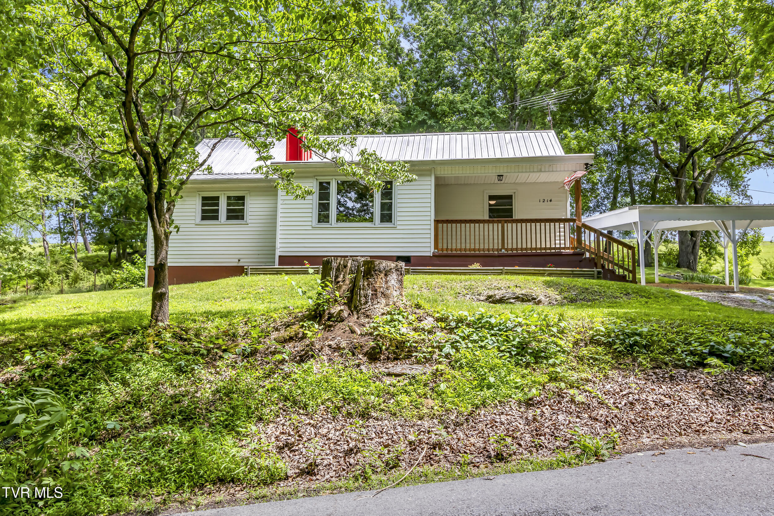 1214 Old Cemetery Road Greeneville, TN 37745 - Photo 2 of 28 img_7086