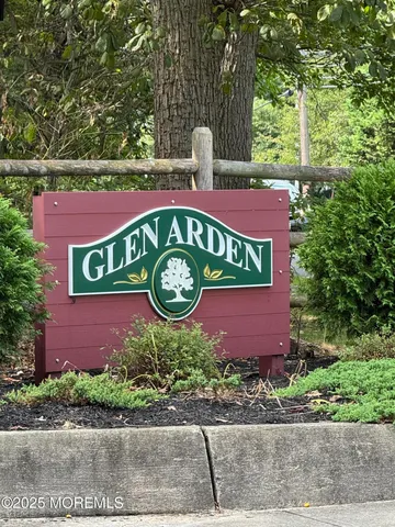 a sign that is sitting on a brick wall