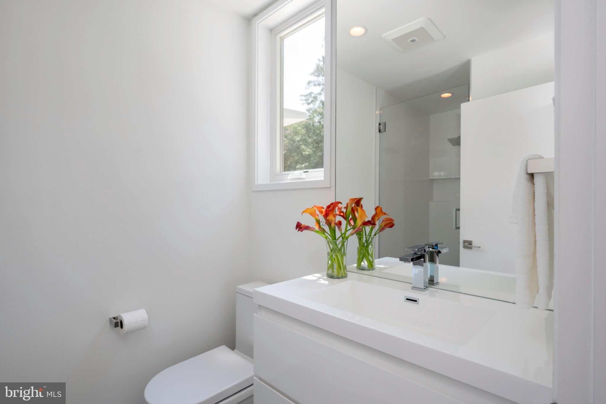 7602 Range Road Alexandria, VA 22306 - Photo 38 of 56 Guest room en-suite bathroom