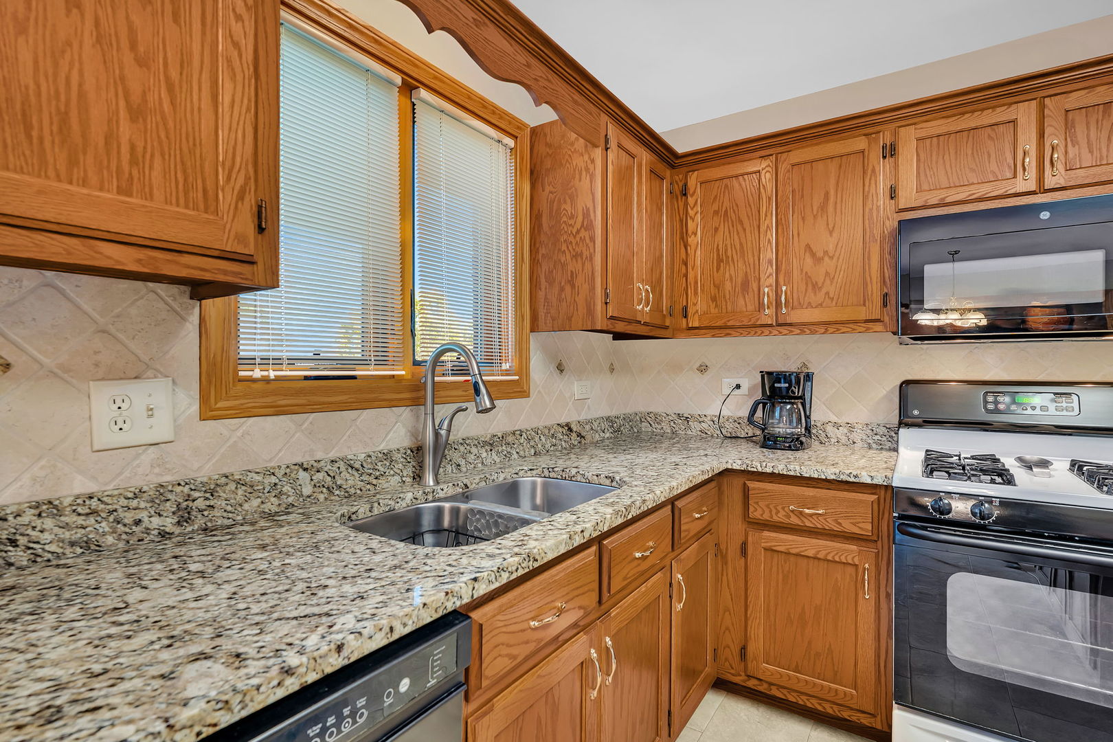 390 Kromray Road Lemont, IL 60439 - Photo 6 of 40 Gallery Image 6