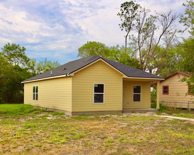 810 St Joseph Street Alice, TX 78332 - Photo 10 of 11 a view of a backyard with a large tree
