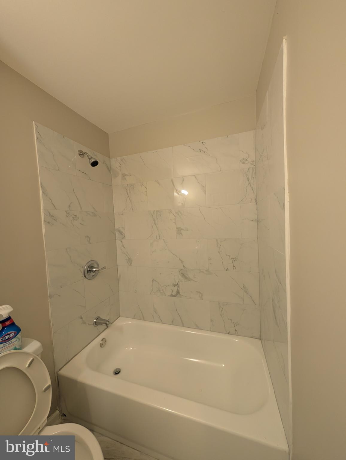 2 Hawkesbury Court Newark, DE 19702 - Photo 37 of 57 a bathroom with a bathtub and toilet