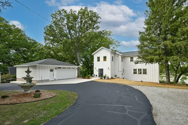 $1,175,000 | 29032 Kramer Drive, Waterford, WI 53185